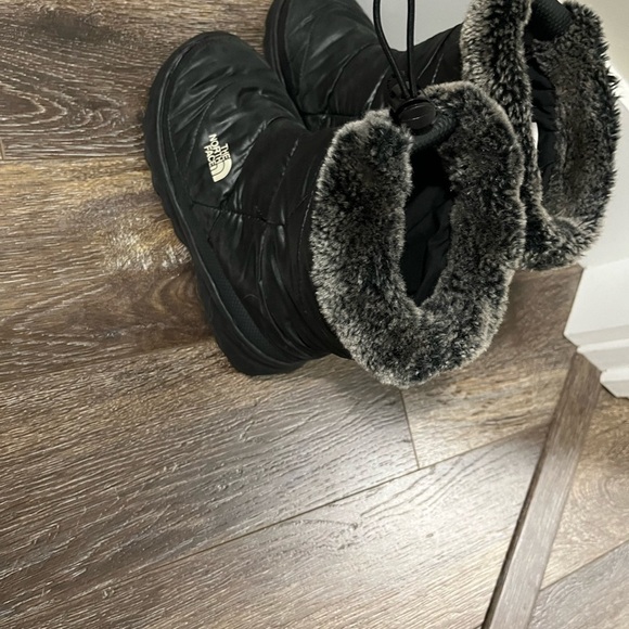 Girls The North Face Black Goose Down Slip on Boots - Picture 6 of 11